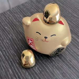 gold color earrings… posts